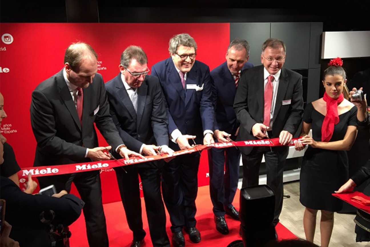 Inauguración del nuevo centro Miele en Madrid con Siglo XXI Azafatas